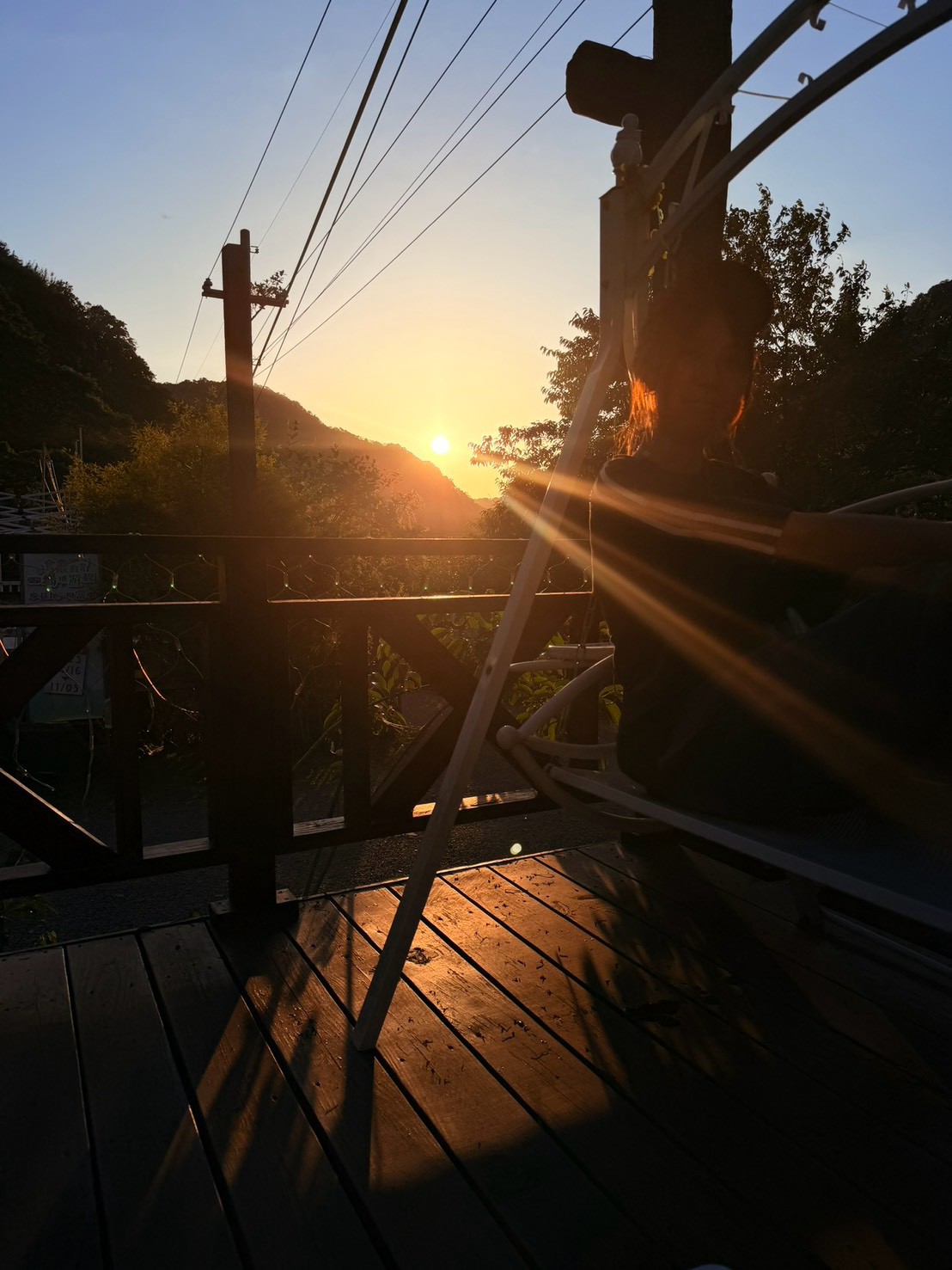夕陽下安靜坐在鞦韆上的 Grace